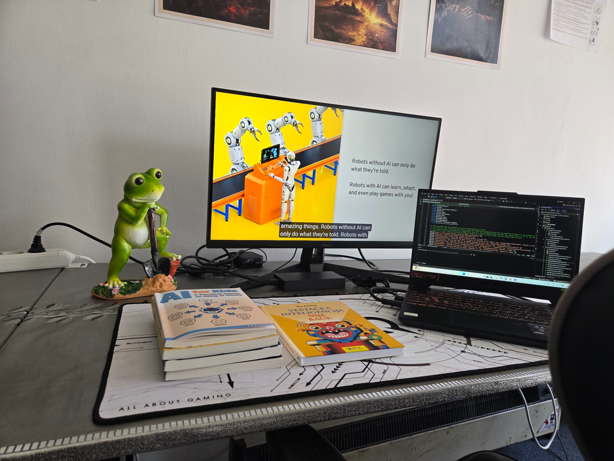 Radni sto sa AI materijalima, računarom i laptopom